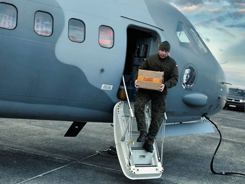 POMOC ŻOŁNIERZY W TRANSPORCIE PODRĘCZNIKÓW